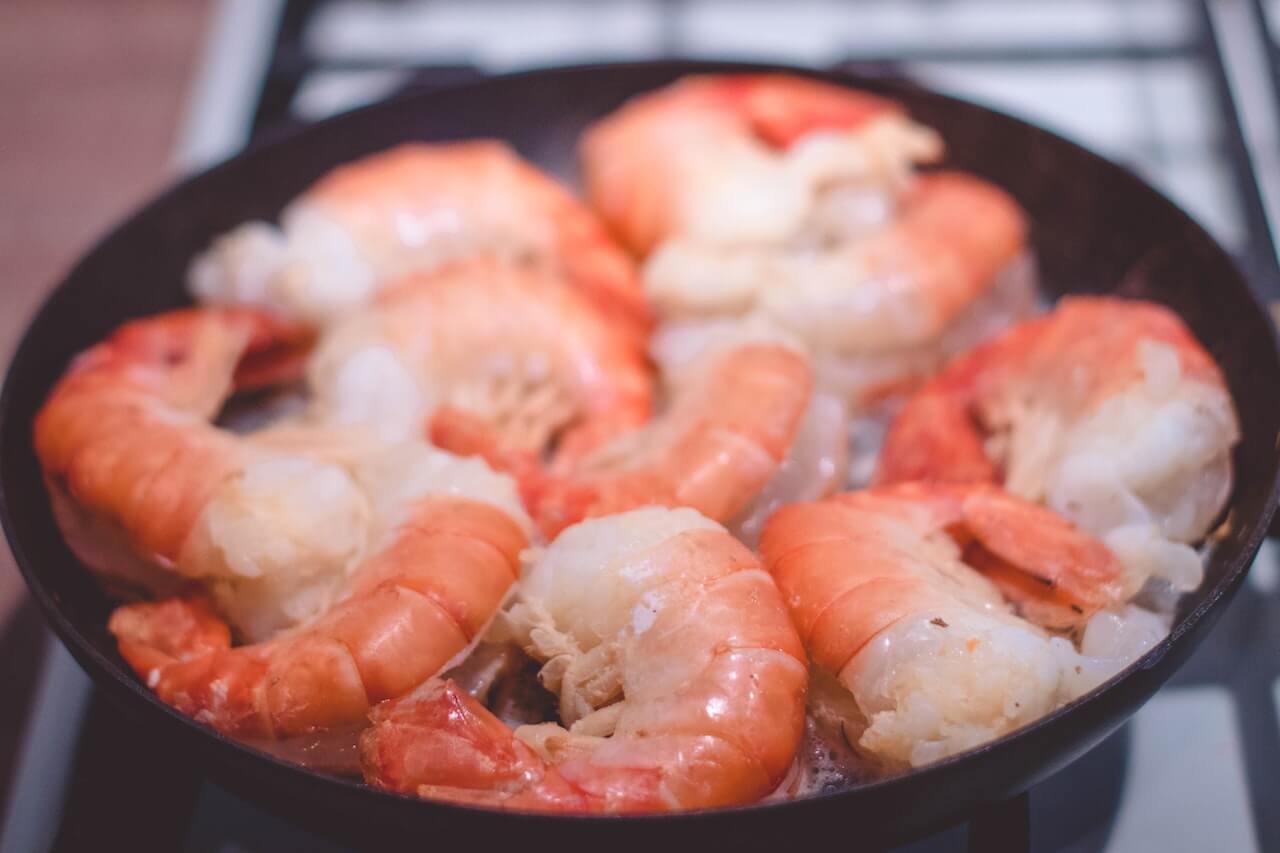 cooked-shrimps-on-ice-bowl