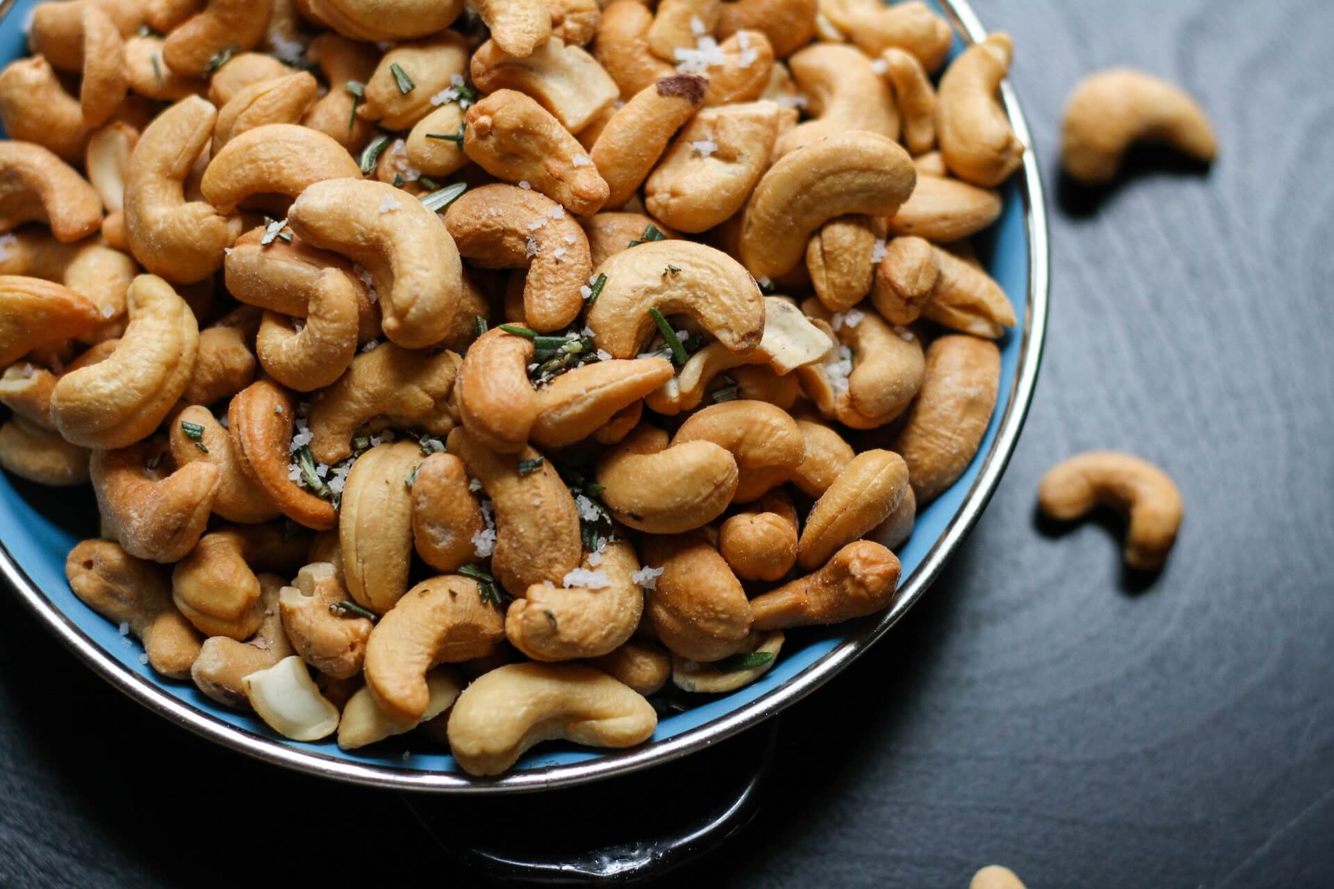 bowl-of-cashews-with-salt-and-pepper