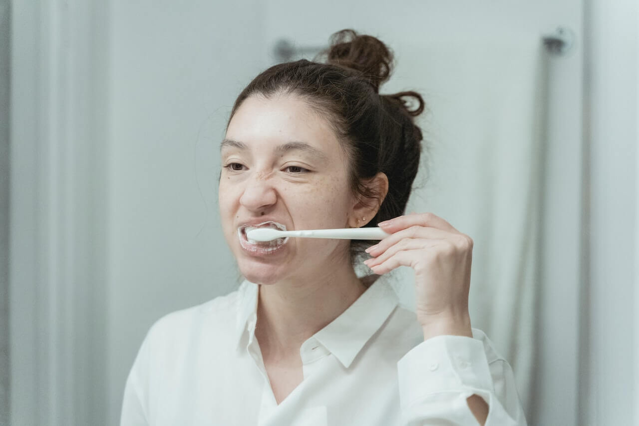 woman-brushing-her-teeth