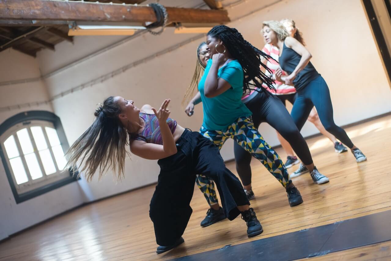 Women-having-fun-in-dance-class