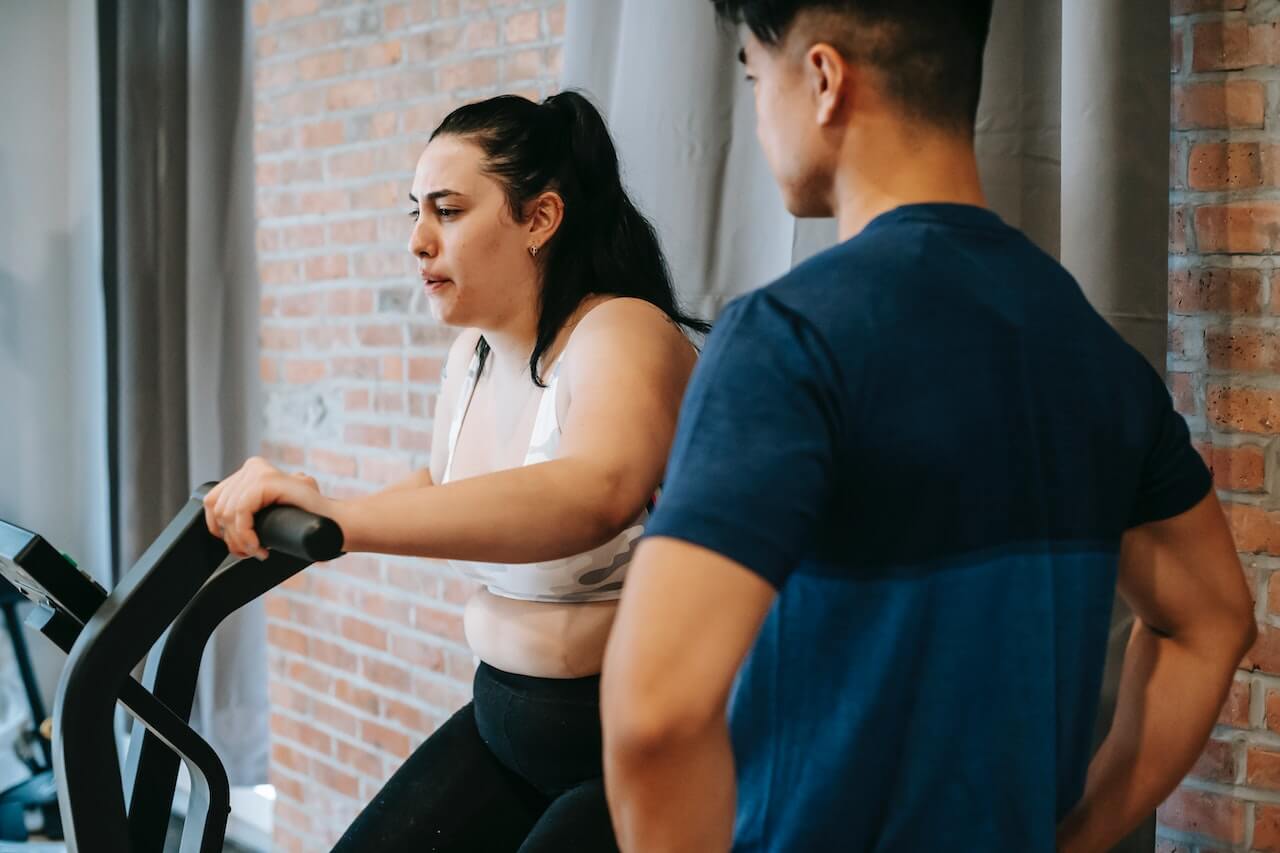 Woman-working-out-with-trainner