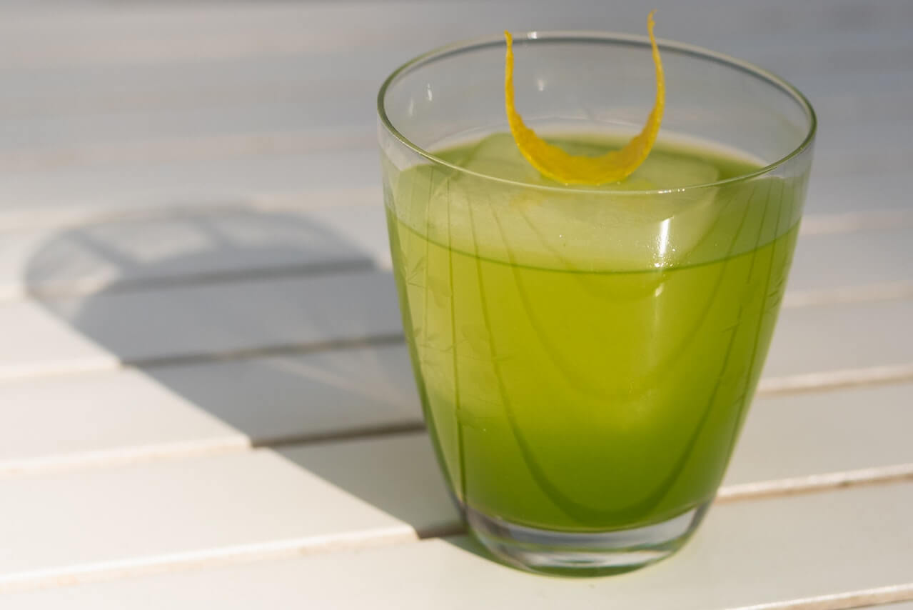 aloe-vera-juice-on-glass-with-lemon-zest-on-top