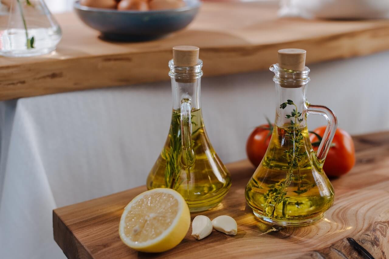 Olive-oil-on-jar-and-lemon-and-garlic