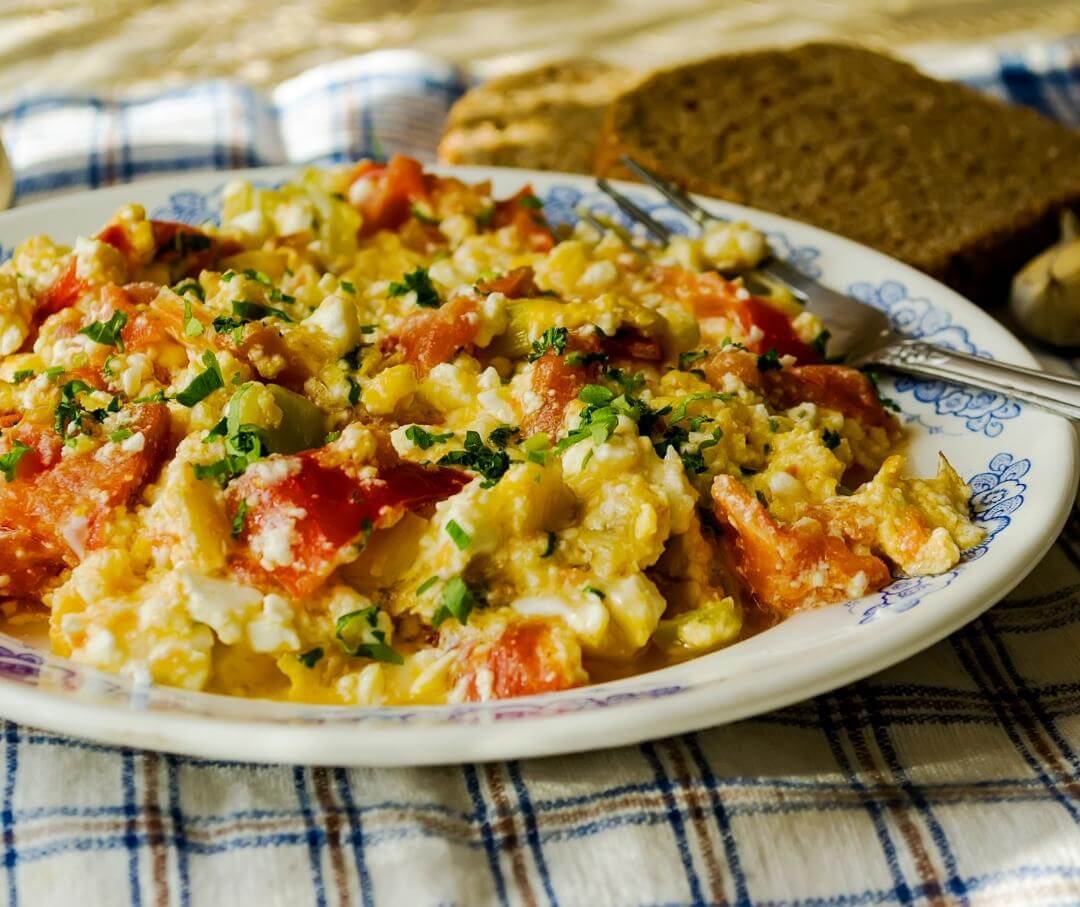 scrambled eggs with vegetables and herbs