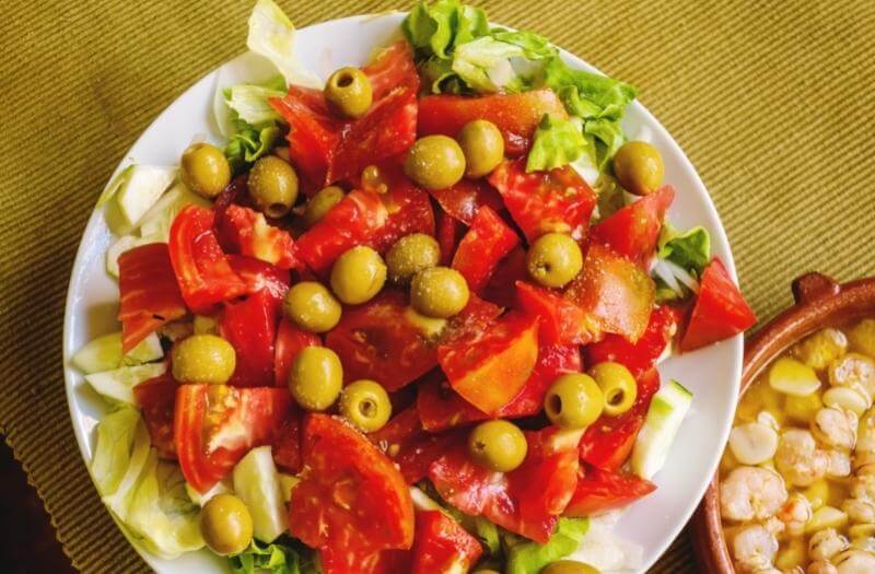 Mediterranean salad with tomatoes, olives, and other low glycemic ingredients