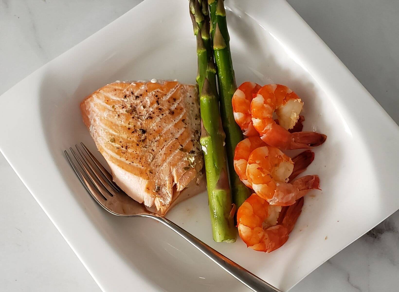 A low-glycemic and keto meal of fish, asparagus, and shrimp