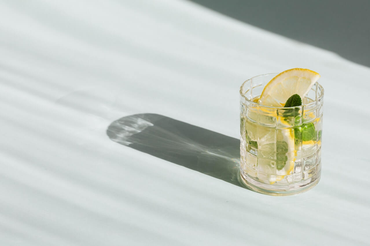 Glass-of-water-infused-with-lemon-and-mint