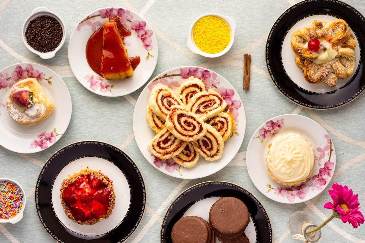 Table-with-plates-with-desserts