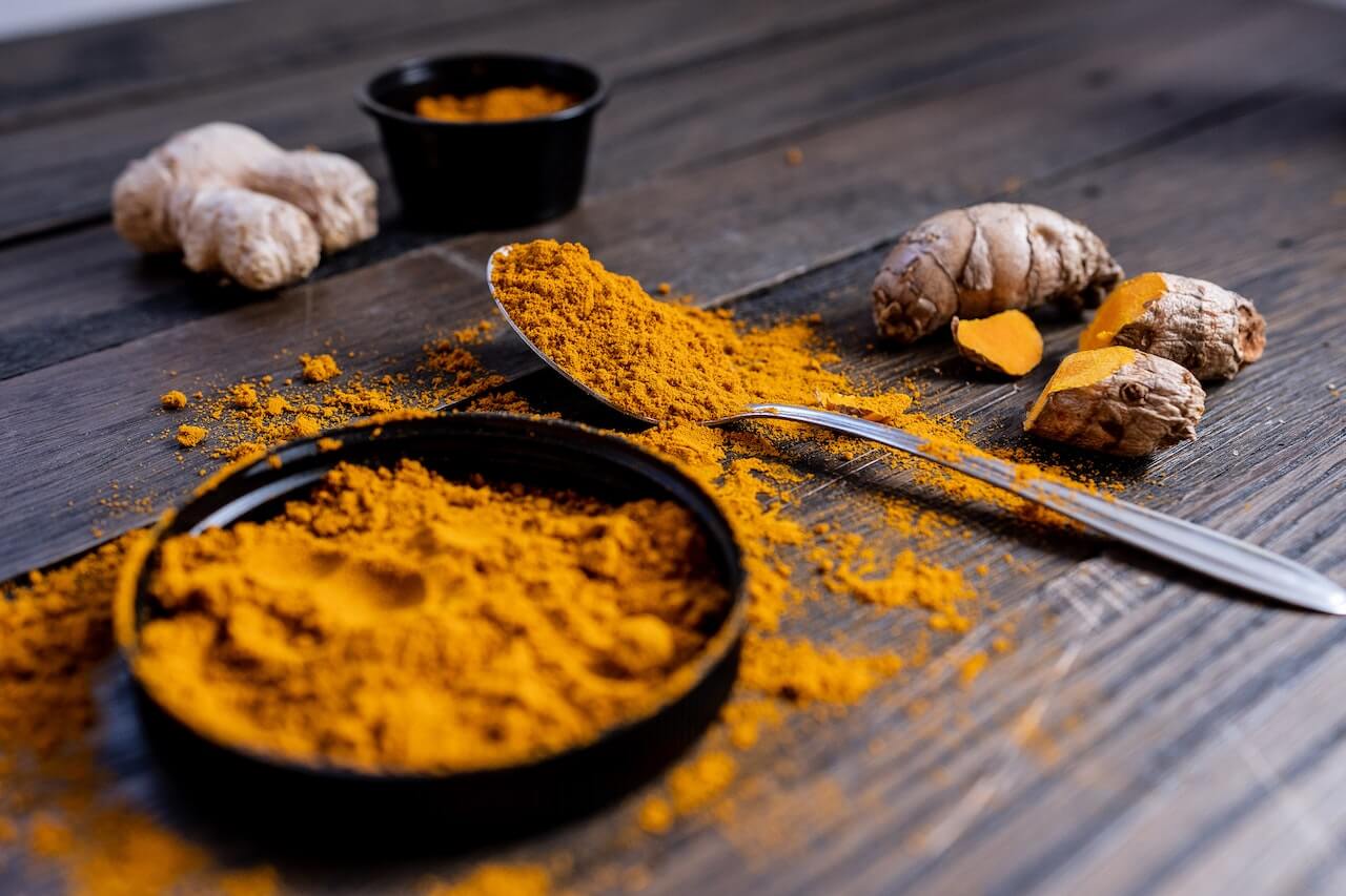 Turmeric-Powder-and-root-closeup