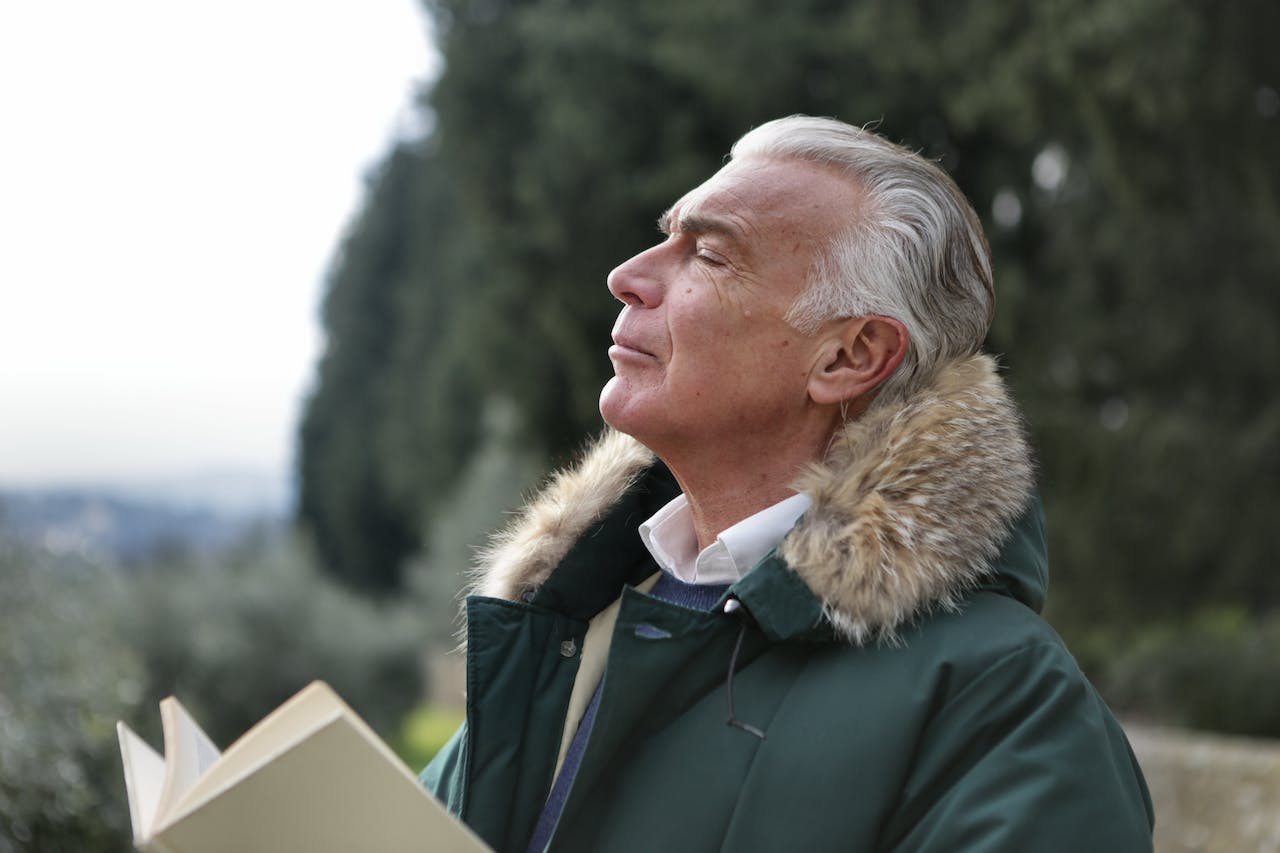 elderly-man-breathing-in-outdoor